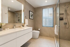 Standard Room | Bathroom | Free toiletries, hair dryer, towels, soap - Maple Leaf Stayhotels (Toronto)