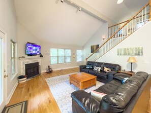 Smart TV, fireplace - The Gathering Haus - 10% OFF or 4th Night Free - Ask for details! (Helen)