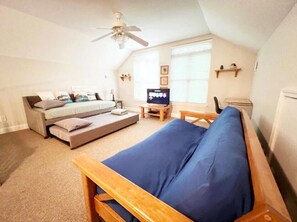 Desk, iron/ironing board, travel cot, free WiFi - The Gathering Haus - 10% OFF or 4th Night Free - Ask for details! (Helen)