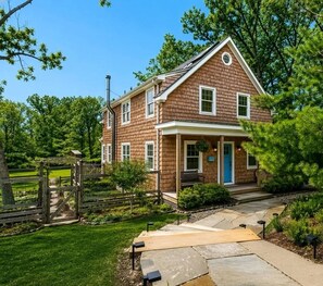 Exterior - 3-bedroom retreat in beautiful Sag Harbor (Sag Harbor)
