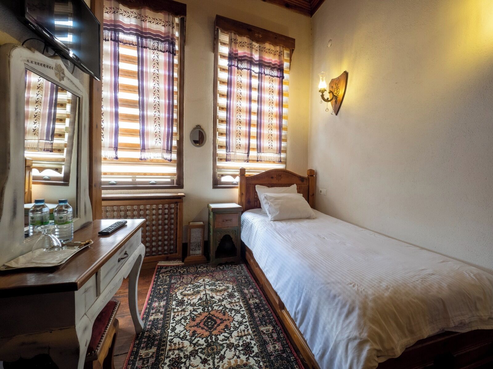 Single Room | Desk, laptop workspace, free WiFi