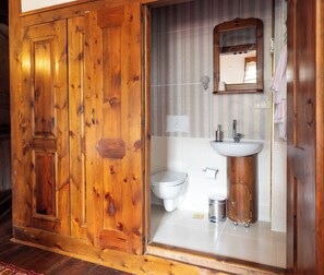 Deluxe tweepersoonskamer | Badkamer | Een douche, een haardroger, handdoeken, shampoo