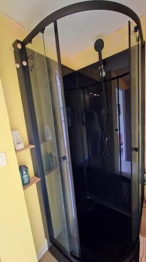 Shower, hair dryer, towels, soap - Charming air-conditioned studio with pool between Aix-en-Provence and Marseille (Les Pennes-Mirabeau)