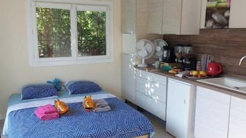 1 quarto, ferros/tábuas de passar roupa, roupa de cama