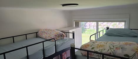 Tabla de planchar con plancha, wifi gratis y ropa de cama