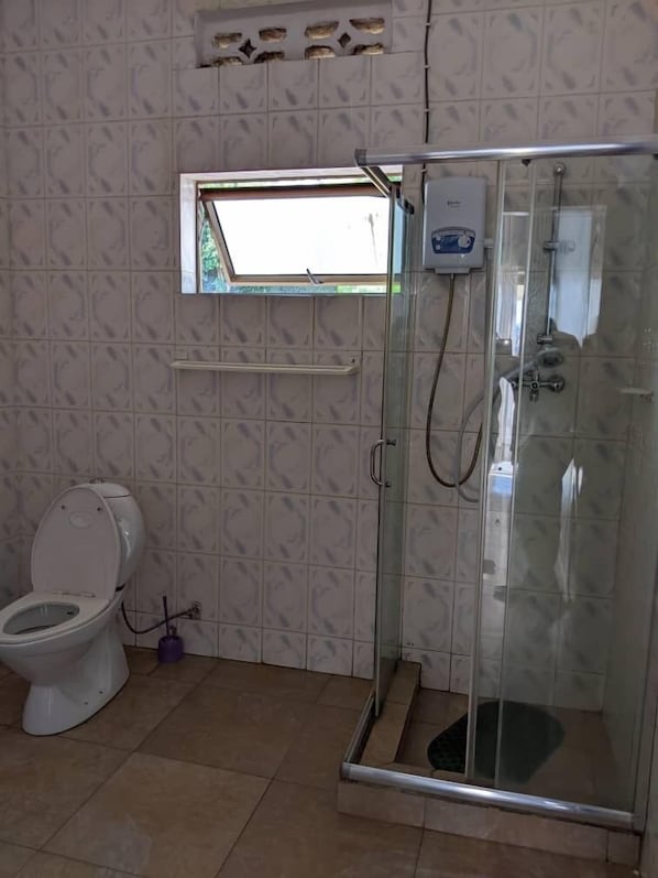 Habitación doble, baño privado, vistas a la ciudad | Baño | Zapatillas