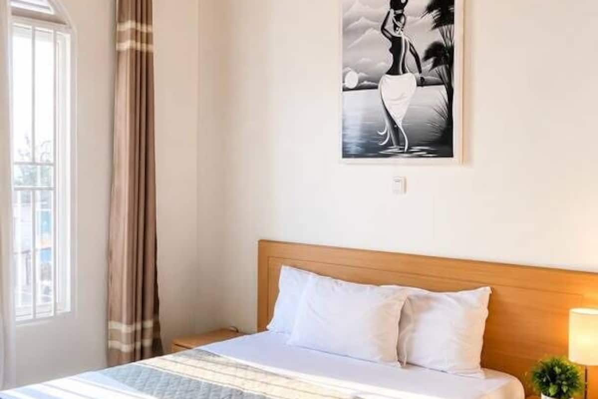 Habitación doble, baño privado, vistas a la ciudad | Zona de estar