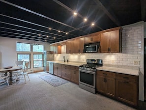 Fridge, microwave, oven, stovetop - The Bean Station Escape~ Private 25 acres near Keuka Lake and pet friendly! (Hammondsport)