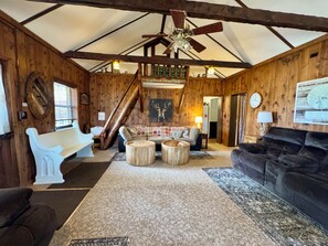 Living area - Beautiful 3-bedroom cabin in pleasant Custer for a relaxing stay (Custer)