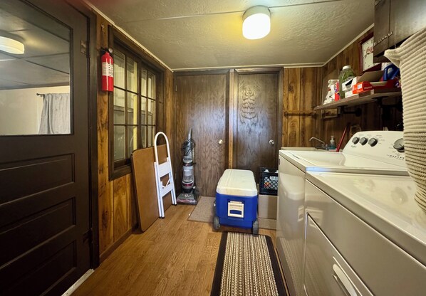 Interior - Beautiful 3-bedroom cabin in pleasant Custer for a relaxing stay (Custer)