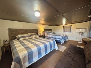 Room - Beautiful 3-bedroom cabin in pleasant Custer for a relaxing stay (Custer)