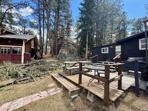 Outdoor dining - Beautiful 3-bedroom cabin in pleasant Custer for a relaxing stay (Custer)