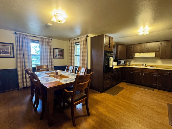 Dining - Beautiful 3-bedroom cabin in pleasant Custer for a relaxing stay (Custer)