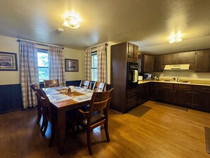 Dining - Beautiful 3-bedroom cabin in pleasant Custer for a relaxing stay (Custer)