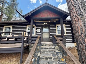 Exterior - Beautiful 3-bedroom cabin in pleasant Custer for a relaxing stay (Custer)