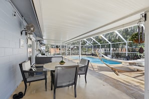 Outdoor dining - Poolside Family Paradise-pet Friendly-near Airport 3 Bedroom Home (Tampa)