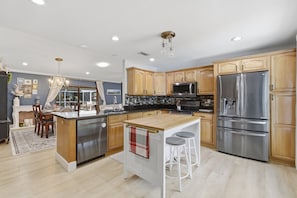 House, 3 Bedrooms | Private kitchen | Fridge, oven, coffee/tea maker, toaster - Poolside Family Paradise-pet Friendly-near Airport 3 Bedroom Home (Tampa)