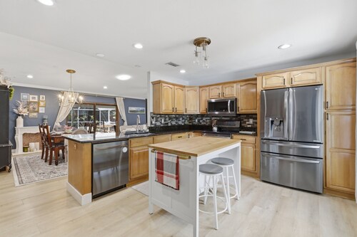 Poolside Family Paradise-pet Friendly-near Airport 3 Bedroom Home