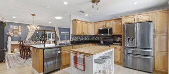 Poolside Family Paradise-pet Friendly-near Airport 3 Bedroom Home