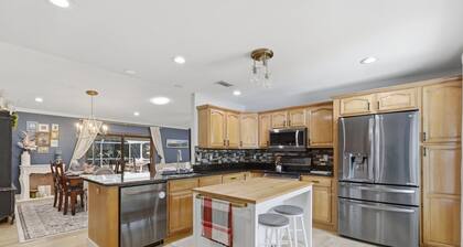 Poolside Family Paradise-pet Friendly-near Airport 3 Bedroom Home