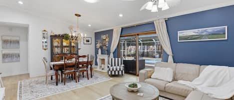 Casa, 3 habitaciones | Área de sala de estar | Smart TV y servicios de streaming