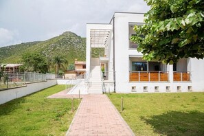 Apartamento, 3 quartos, sacada, vista para o jardim | Fachada