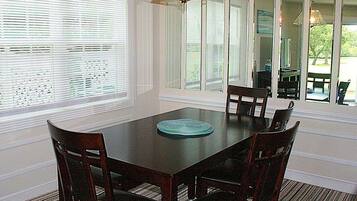Villa, 2 Bedrooms | Dining