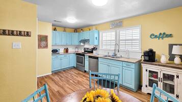 House, 2 Bedrooms | Private kitchen