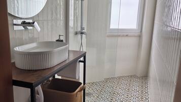 Douche, sèche-cheveux, serviettes fournies