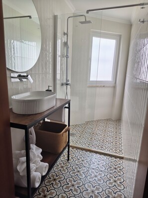 Quarto casal conforto, vista para o jardim | Banheiro | Chuveiro, secador de cabelo, toalhas de banho 