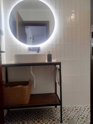 Comfort Double Room, City View | Bathroom | Shower, hair dryer, towels