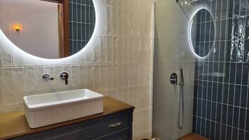 Superior Double Room, Garden View | Bathroom