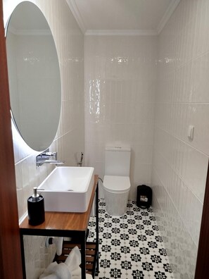 Doppia Standard, vista giardino | Bagno | Doccia, asciugacapelli, asciugamani