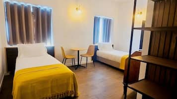 Family Quadruple Room | Peti besi dalam bilik, langsir/tirai gelap terus, Wi-fi percuma