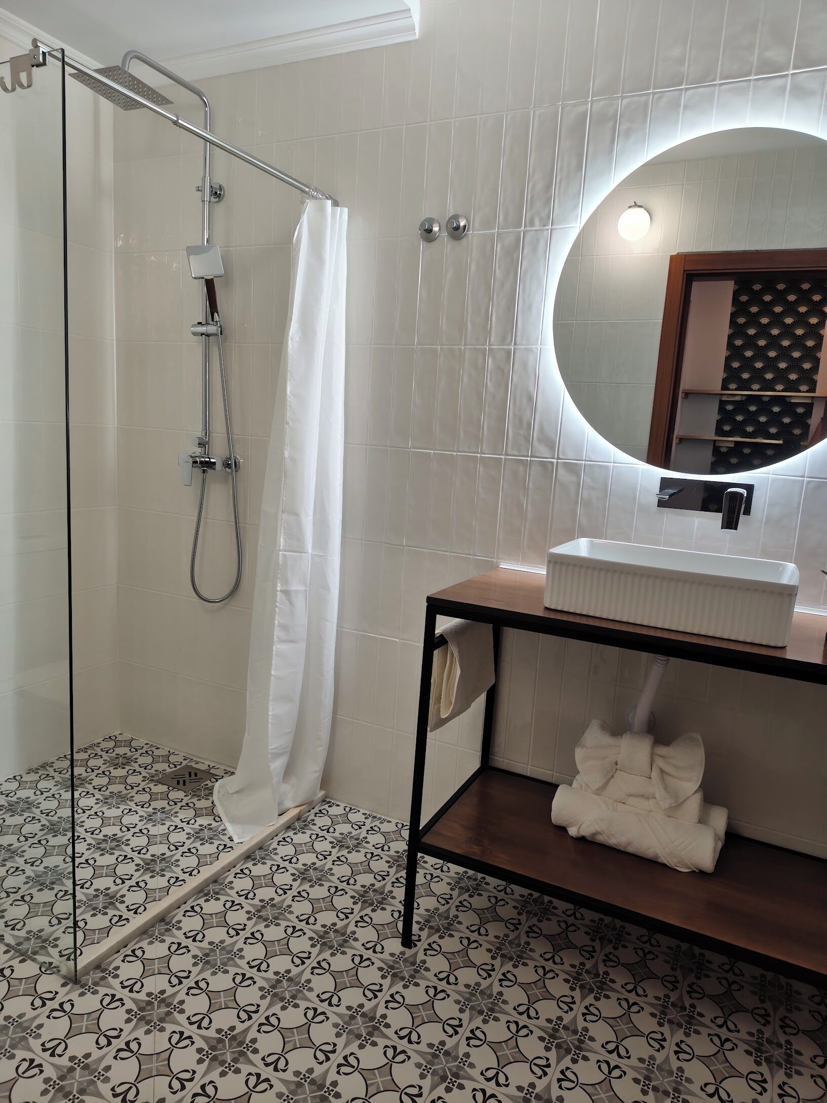 Doppia Standard | Bagno | Doccia, asciugacapelli, asciugamani
