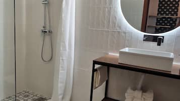 Doppia Standard | Bagno | Doccia, asciugacapelli, asciugamani
