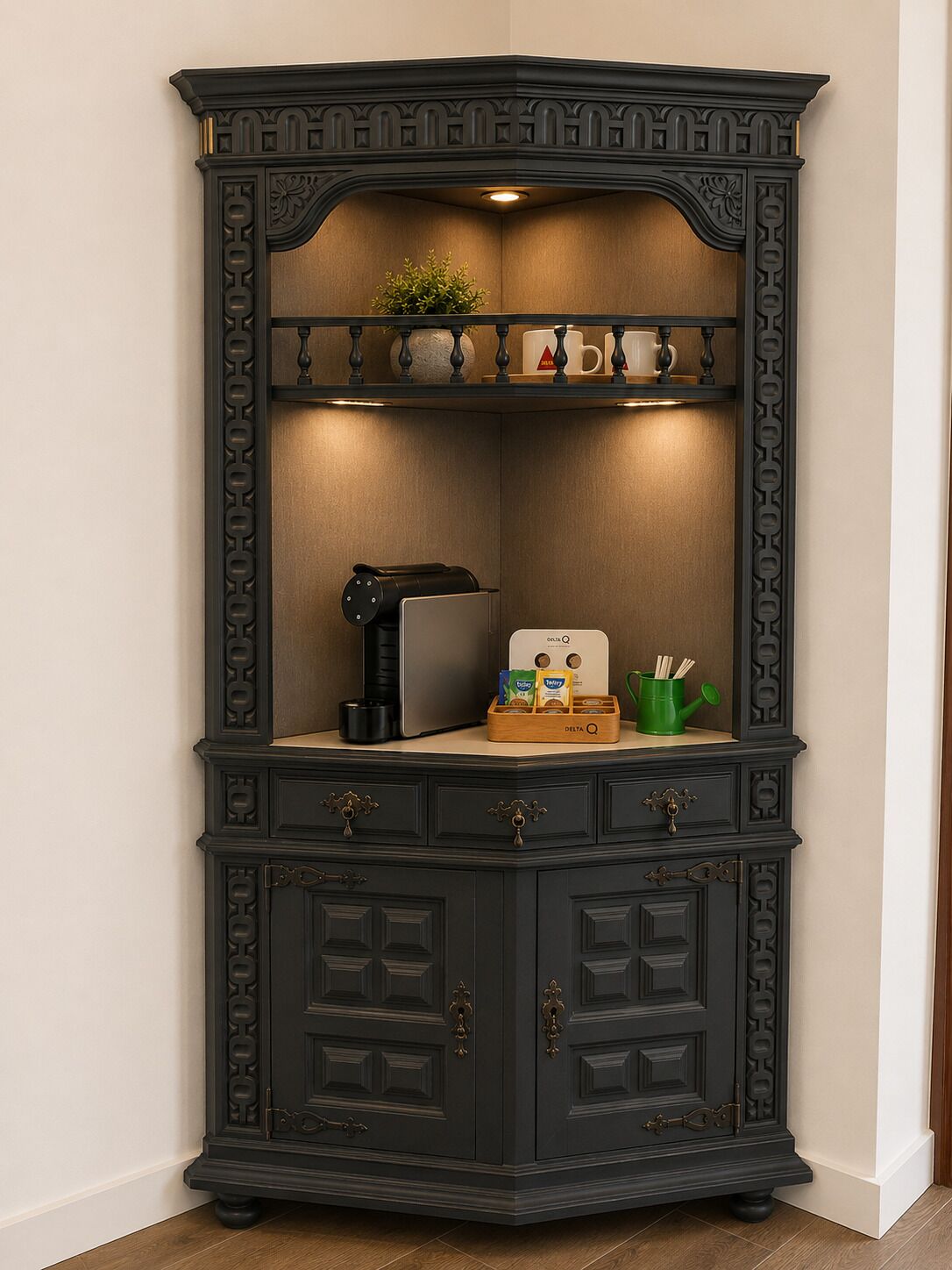 Un mueble de madera oscura con estante, cajones y una pequeña planta.