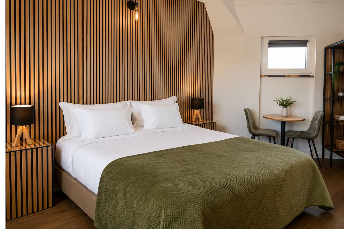 Habitación doble Confort, vista al jardín | Caja de seguridad en la habitación, cortinas blackout y wifi gratis