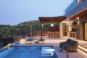 Outdoor dining - Villa Gaia Rodia with Private Pool and Jacuzzi (Rodia Heraklion)