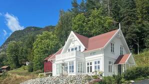 Outdoor dining - Cabin by Telemark Canal with private beach (Høydalsmo)