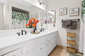 Bathroom - All in One, Heated Pool/Hot Tub, Movie Theater, Game Room & Gym, near The Strip (Las Vegas)