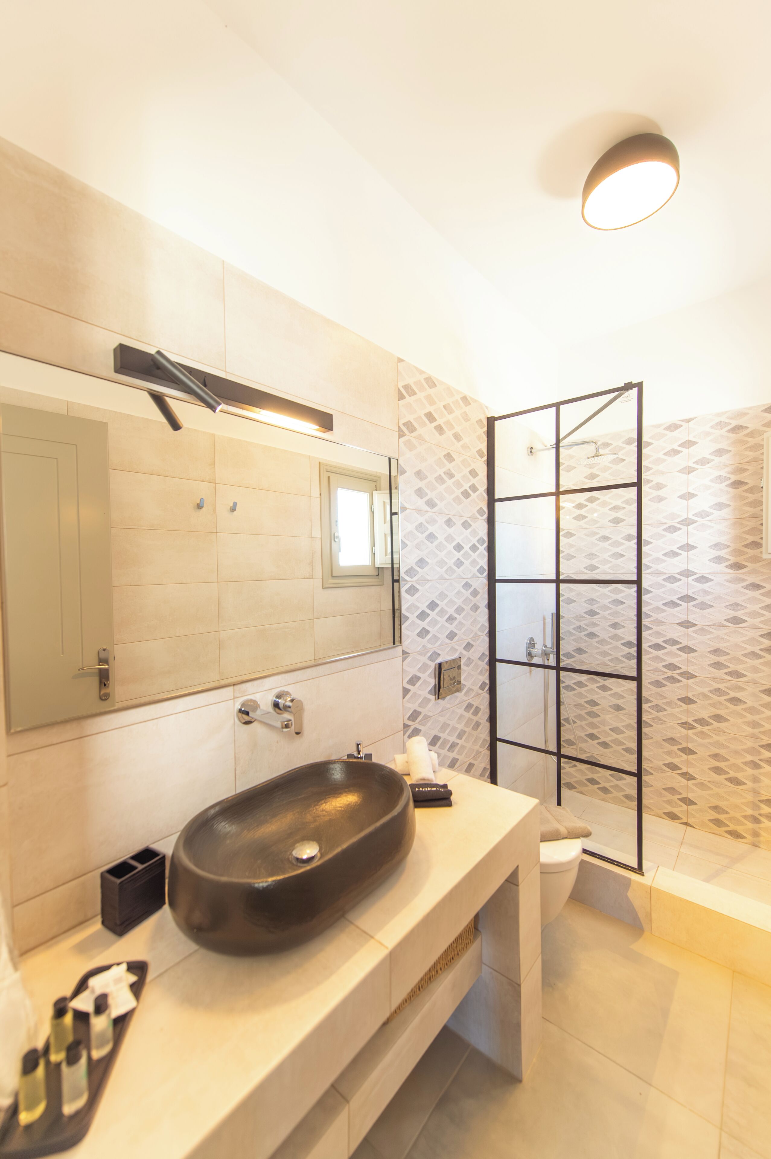 Deluxe-Suite, Balkon, Meerblick | Badezimmer | Dusche, Haartrockner, Hausschuhe, Handtücher