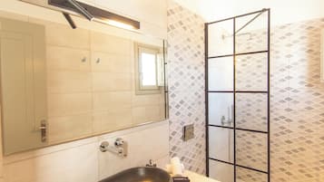 Deluxe-Suite, Balkon, Meerblick | Badezimmer | Dusche, Haartrockner, Hausschuhe, Handtücher