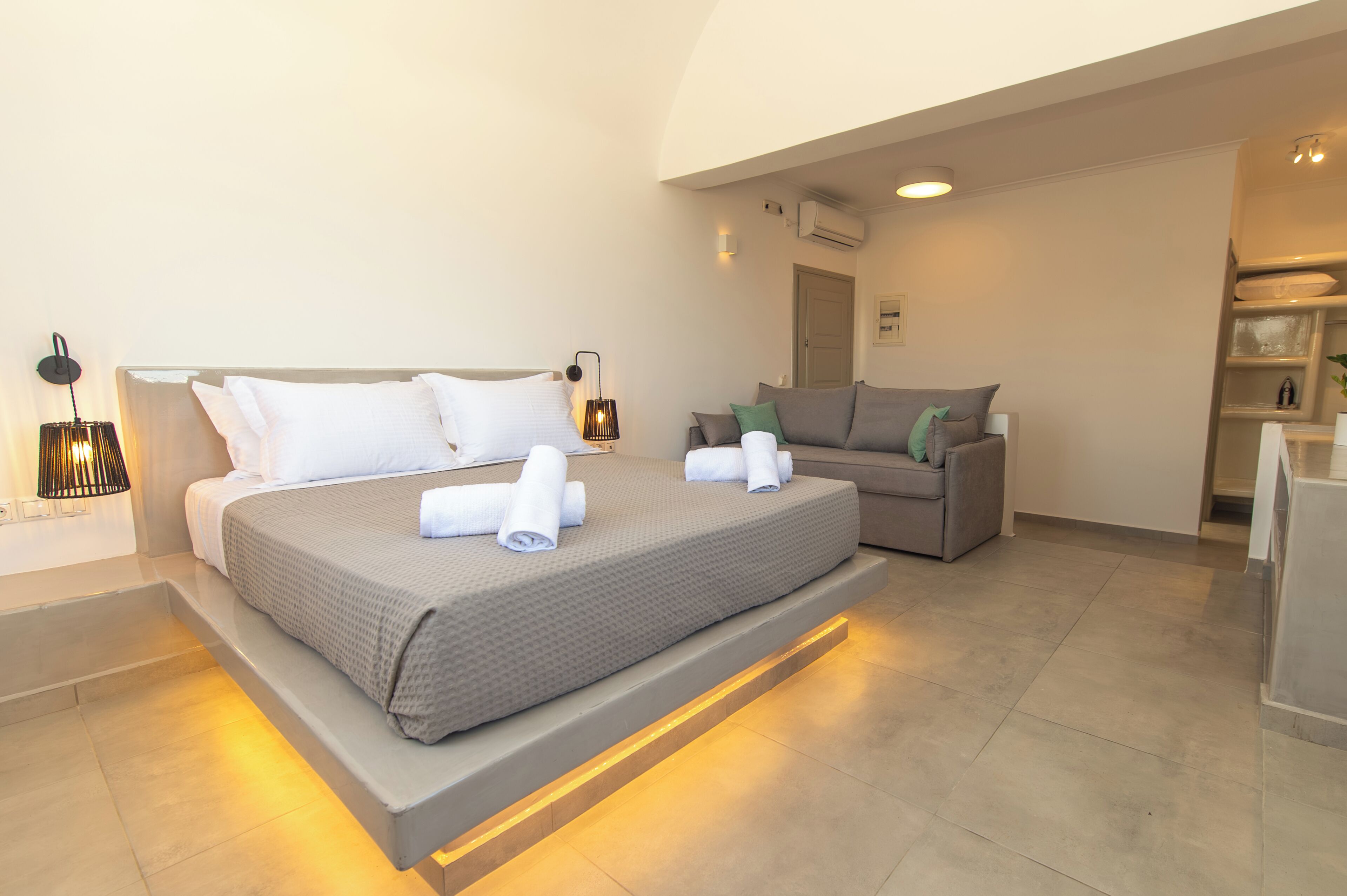 Suite Deluxe, balcon, vue mer | Rideaux occultants, chambres insonorisées, fer et planche à repasser