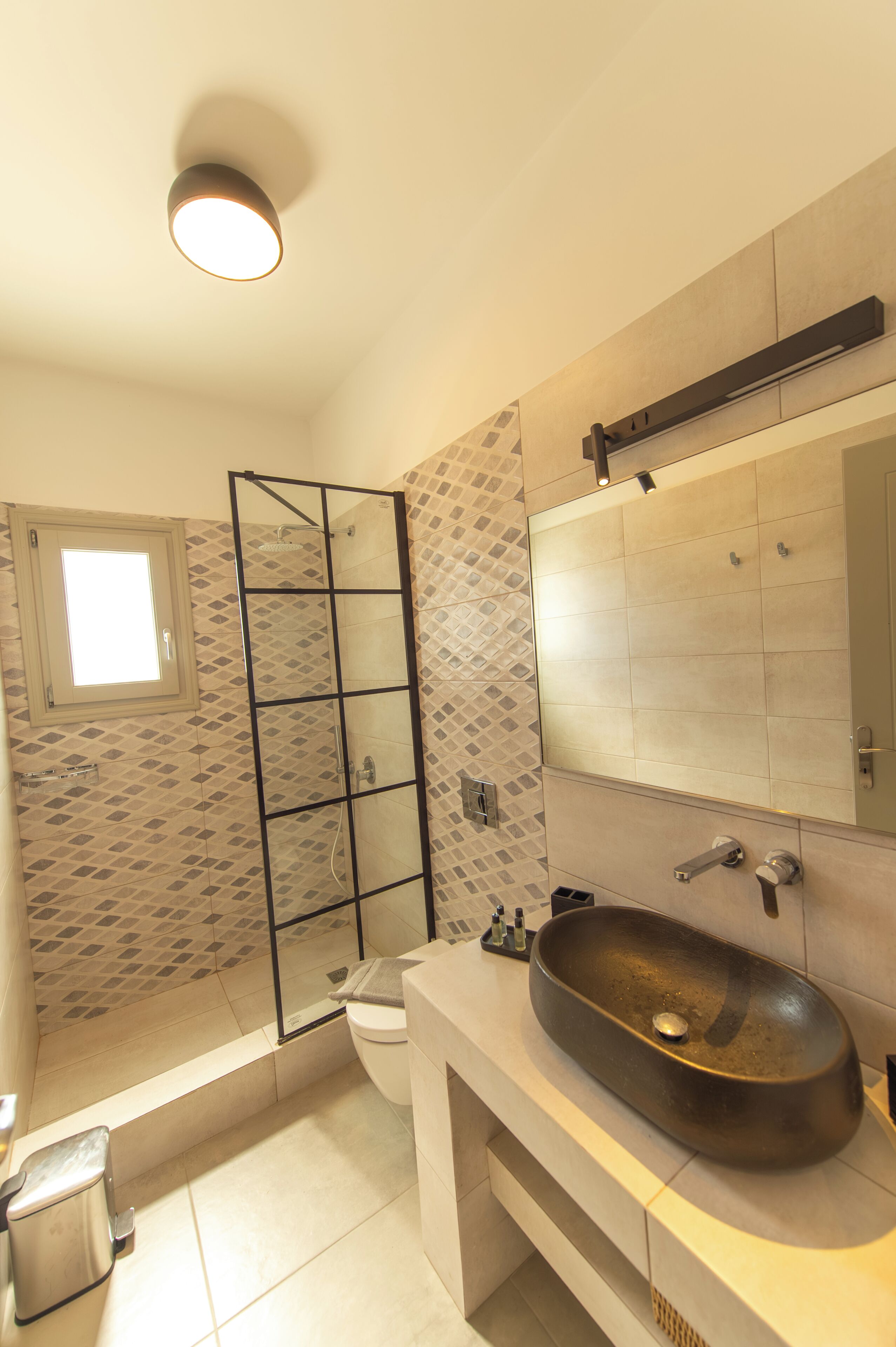 Suite Deluxe, balcon, vue mer | Salle de bain | Articles de toilette gratuits, sèche-cheveux, chaussons