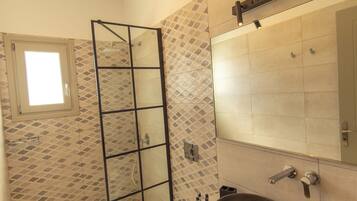 Suite Deluxe, balcon, vue mer | Salle de bain | Articles de toilette gratuits, sĂšche-cheveux, chaussons