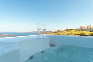 Suite Deluxe, balcon, vue mer | Bain à remous extérieur