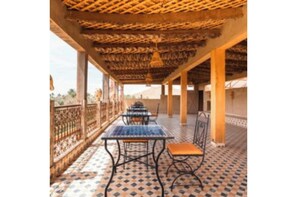 Outdoor dining - Gite Tamlli (KSAR TAKHYAMT)