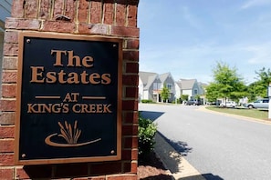Placa para 'The Estates at King's Creek', com vista clara da área residencial circundante.
