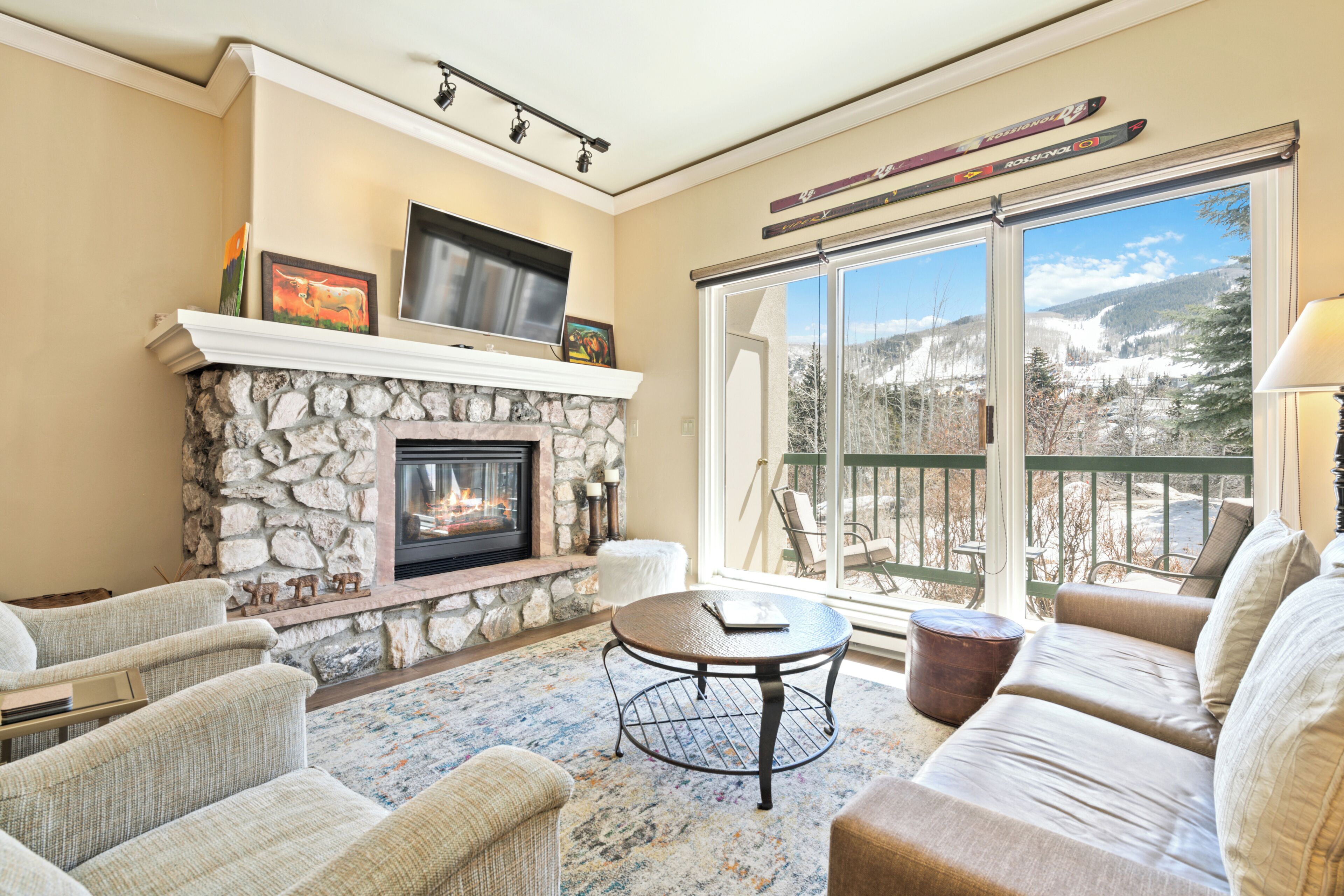 Télévision, cheminée, écrans d'ordinateur, imprimantes